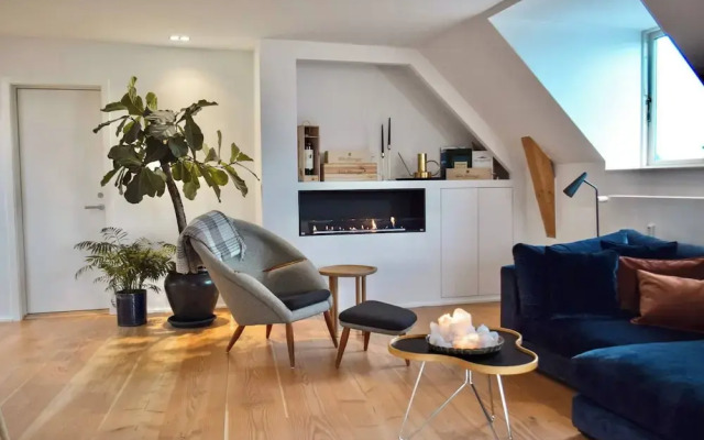 Central Penthouse With Private Rooftop Terrace