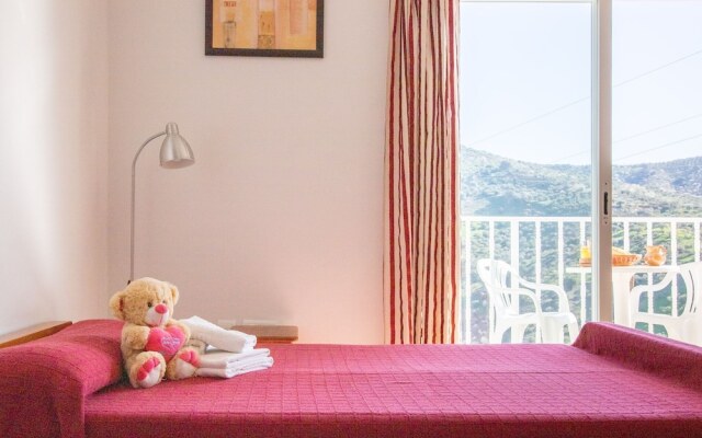 Elegant Apartment in Totalán with Hot Tub