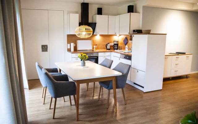 Large Haussee Modern Retreat