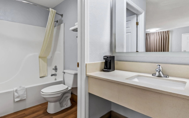 Econo Lodge Inn & Suites Cayce I-26 Airport
