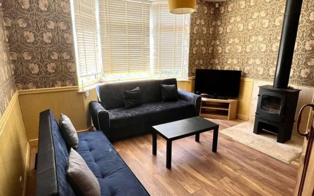 Inviting 4-bed House Near Heathrow w/ Fireplace