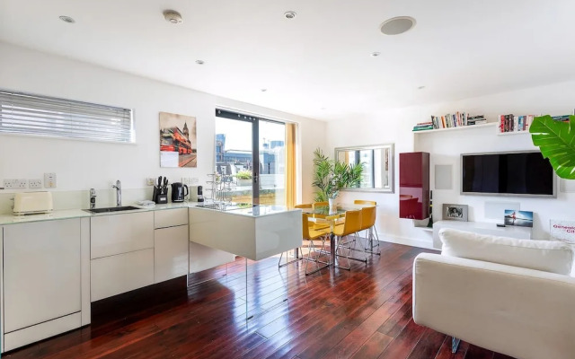 RAI - Modern Tower Hill Penthouse