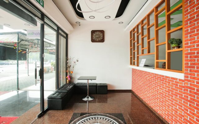 OYO 89407 EZI Hotel