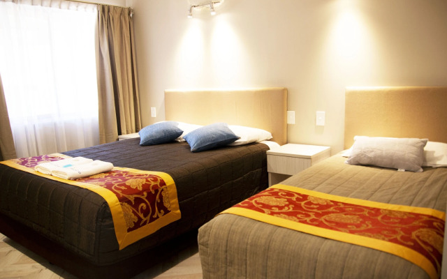 Sapphire Palms Motel
