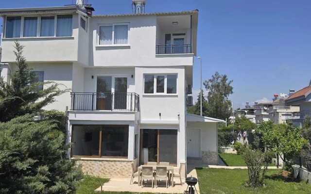 VILLA OLINDA 4 BED with huge garden