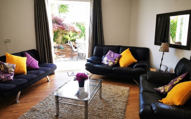 Fabulous,3 bedrooms, garden, hot tub, sleeps 8.