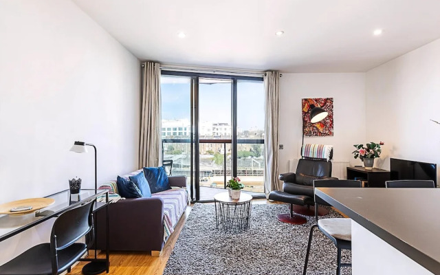 Bright Camden Retreat With Balcony