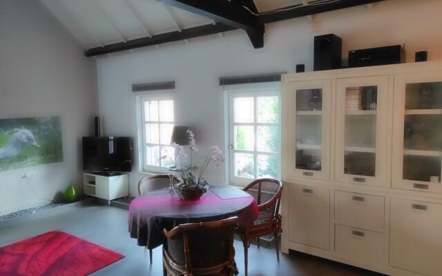 Room-room to Rent With own Entrance, liv