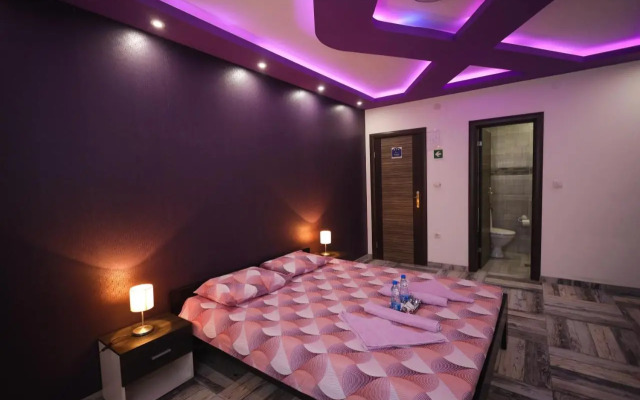 Golden Lux Apartments and Rooms