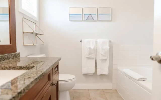 Lakefront Beachfront top Floor Condo w Pool