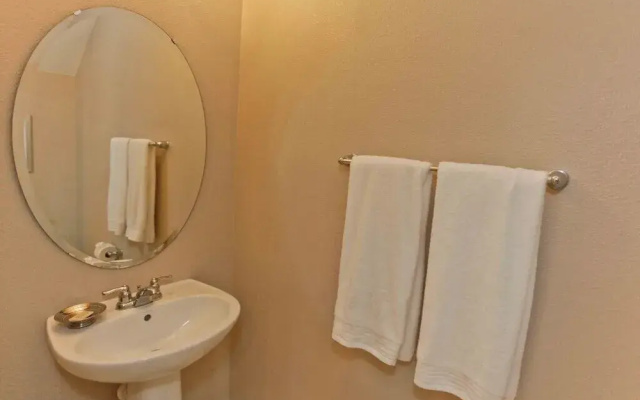 4176 Oaktree Drive 6 Bedroom Home by Redawning
