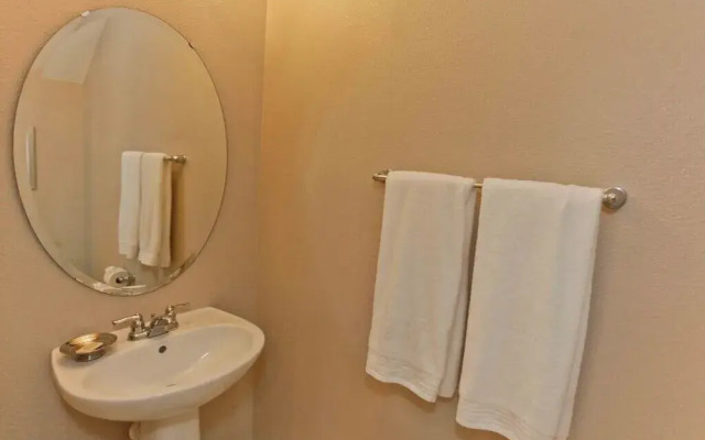 4176 Oaktree Drive 6 Bedroom Home by Redawning