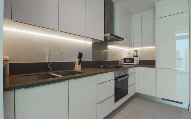 OYO Home 258 1BHK Marina Gate 2