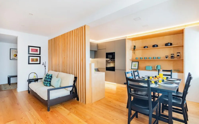 Oeiras Spacious and Coastal Flat