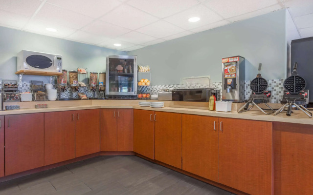Super 8 by Wyndham Peterborough