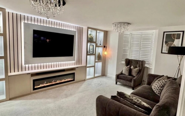 High END Spacious 4 Bed House - Free Parking