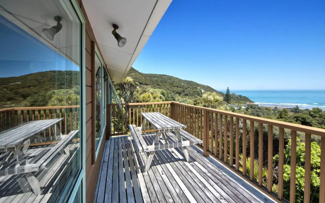 Seaview, Sun and Surf - Piha Holiday Home