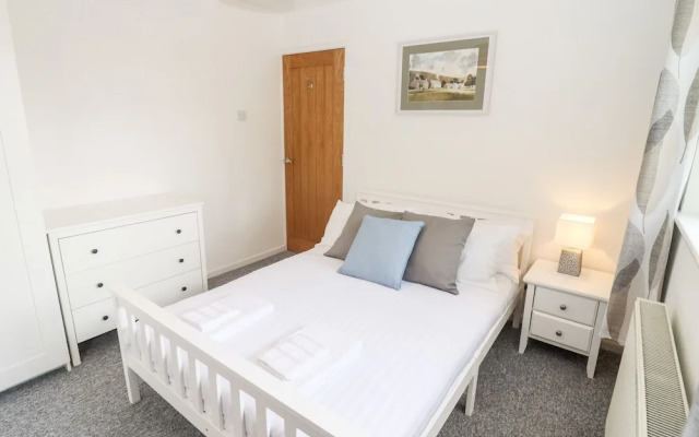 17 Sands Close