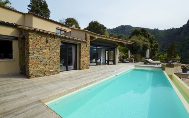 Villa piscine à débordement panorama