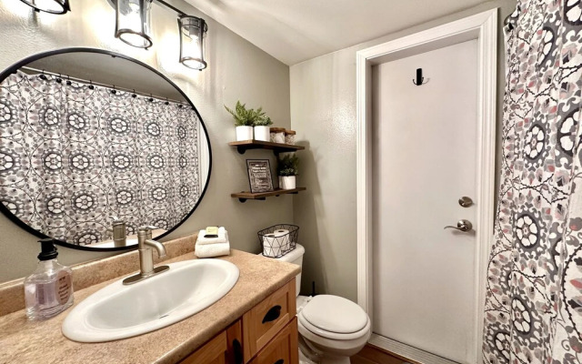 Das Tree Haus 1 Bedroom Home by NW Comfy Cabins by RedAwning