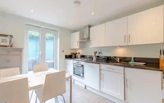 Stylish 1 Bedroom Apartment in Nine Elms With Garden