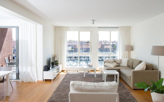 Contemporary Apartment in Den Haag With TV