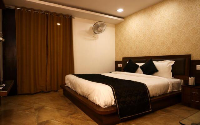 Offbeat Aman The Lake Front Hotel