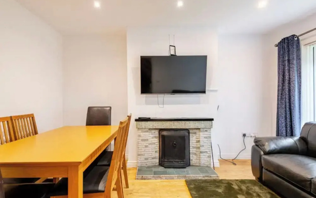 4 bed House - Private Garden - Free Parking
