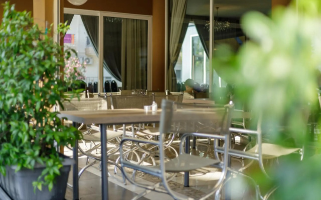 Yakinthos Hotel