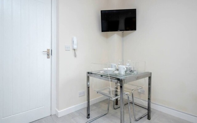 Bedford Hospital Studio Apartment - Victoria B