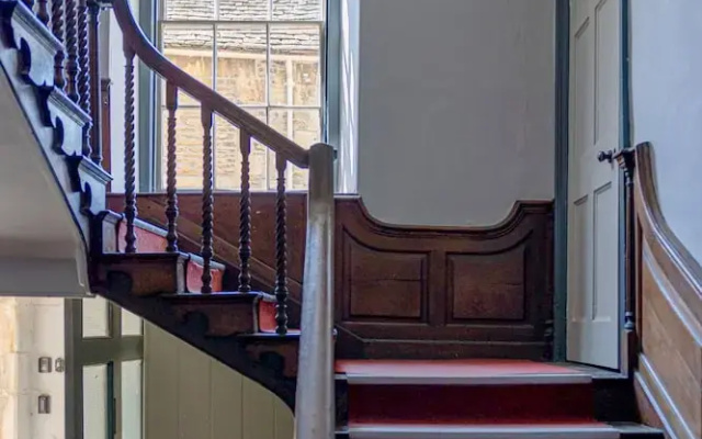 Cozy Corsham Apartment With 2 Bedrooms
