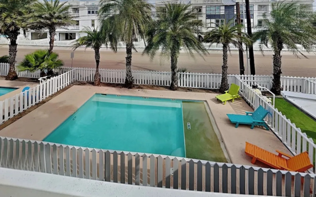 Avg622#2-beach Club 2