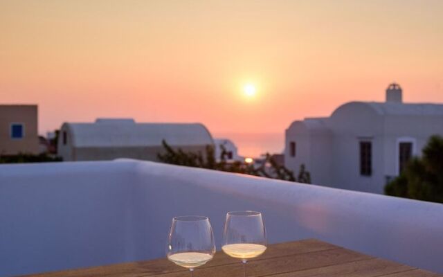 Oia Treasures Art Suites