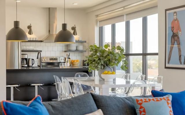 The Carter 201 by Avantstay 4BR Balcony