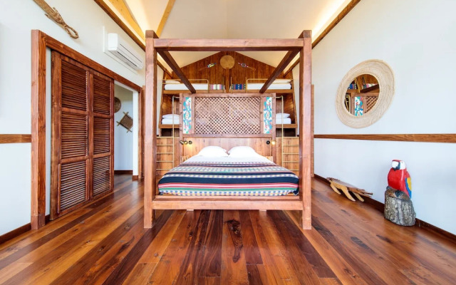 Les Lodges - Parrot World