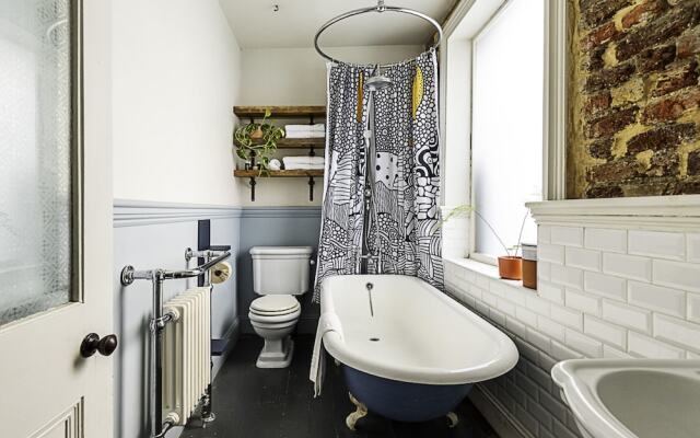 Hackney - Victoria Park: Generous 2 Bed Terrace