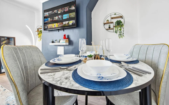 Modern 2-Bed Apartment Sleeps 7