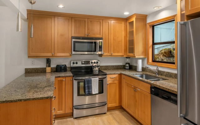 Seattle Vacation Home: The Hawks' Nest