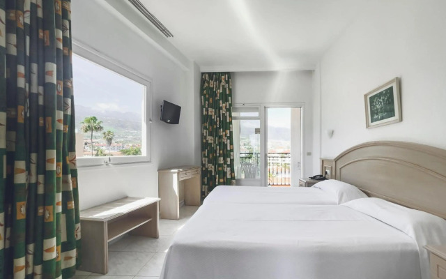 Apartamentos La Carabela