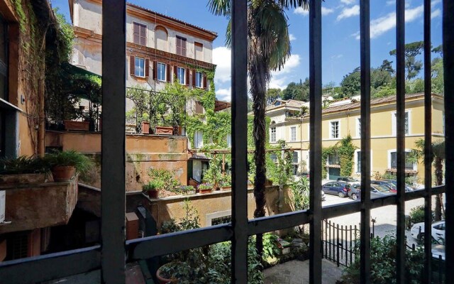 Spanish Steps Charming Apartment