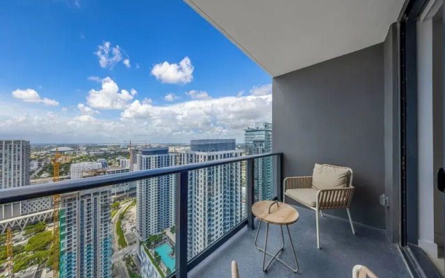 Skyline Retreat Chic 1-BR with City View