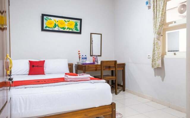 Guest House Kost and Kantin by RedDoorz