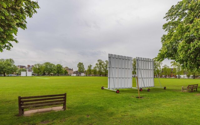 Stylish Family Home by Twickenham Stadium