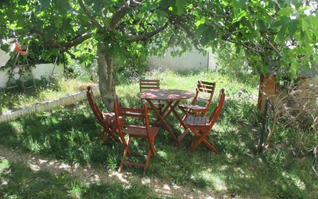 Les Pucines T2 bas de villa