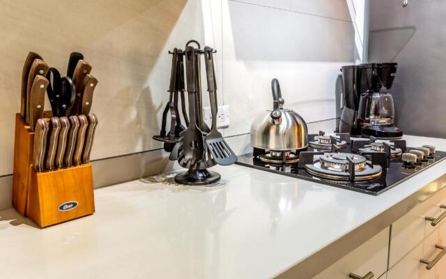 Apartment With Charming Patio+ BBQ Near Beach! Free Util's