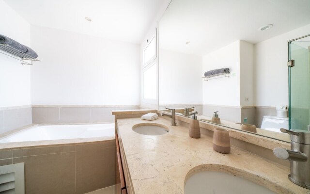 Eek - Condo Near 5th Av. and the Beach