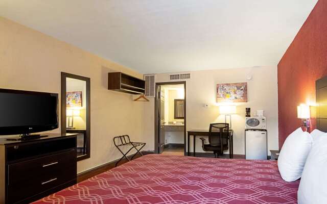 Econo Lodge Inn & Suites