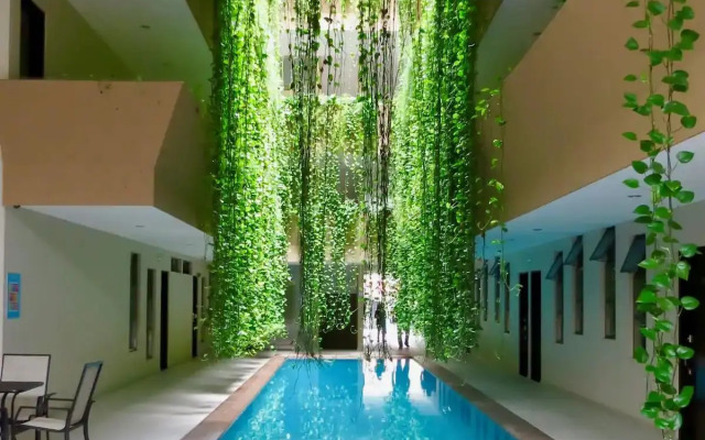 Palmarena Rooms and Residences - Long Stay Comfort with Parking, Sauna, Gym and Pool (Steps from 5th Avenue)