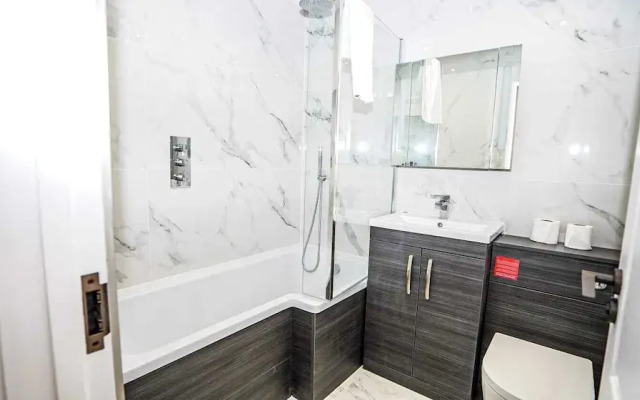 Modern 4-Bedroom Home with Free Parking