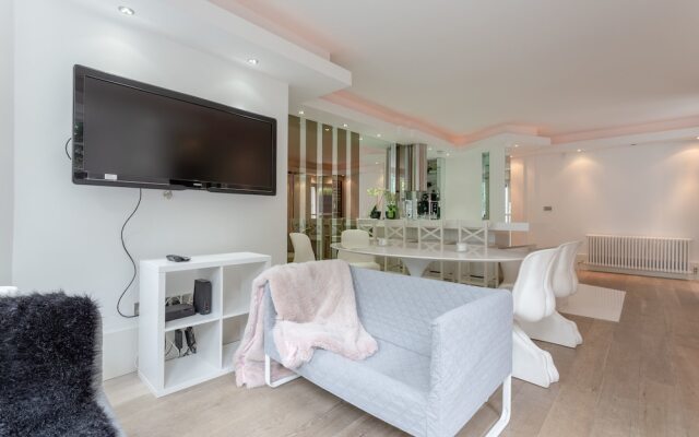 Stylish 3 Bedroom Home in Hampstead